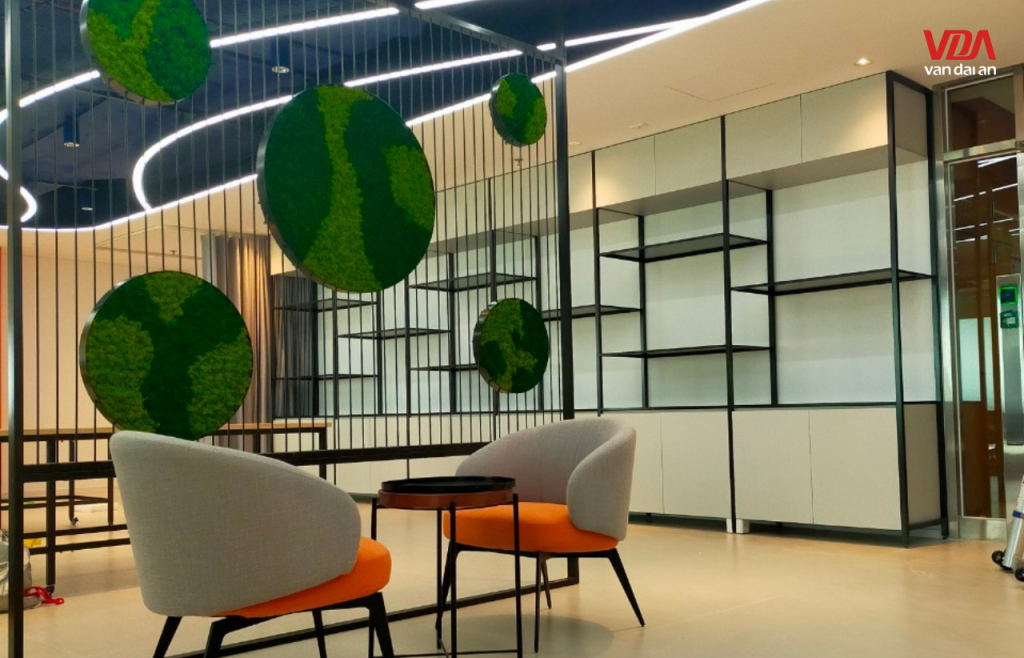 Trang trí văn phòng với mảng xanh và vách ngăn kim loại nghệ thuật