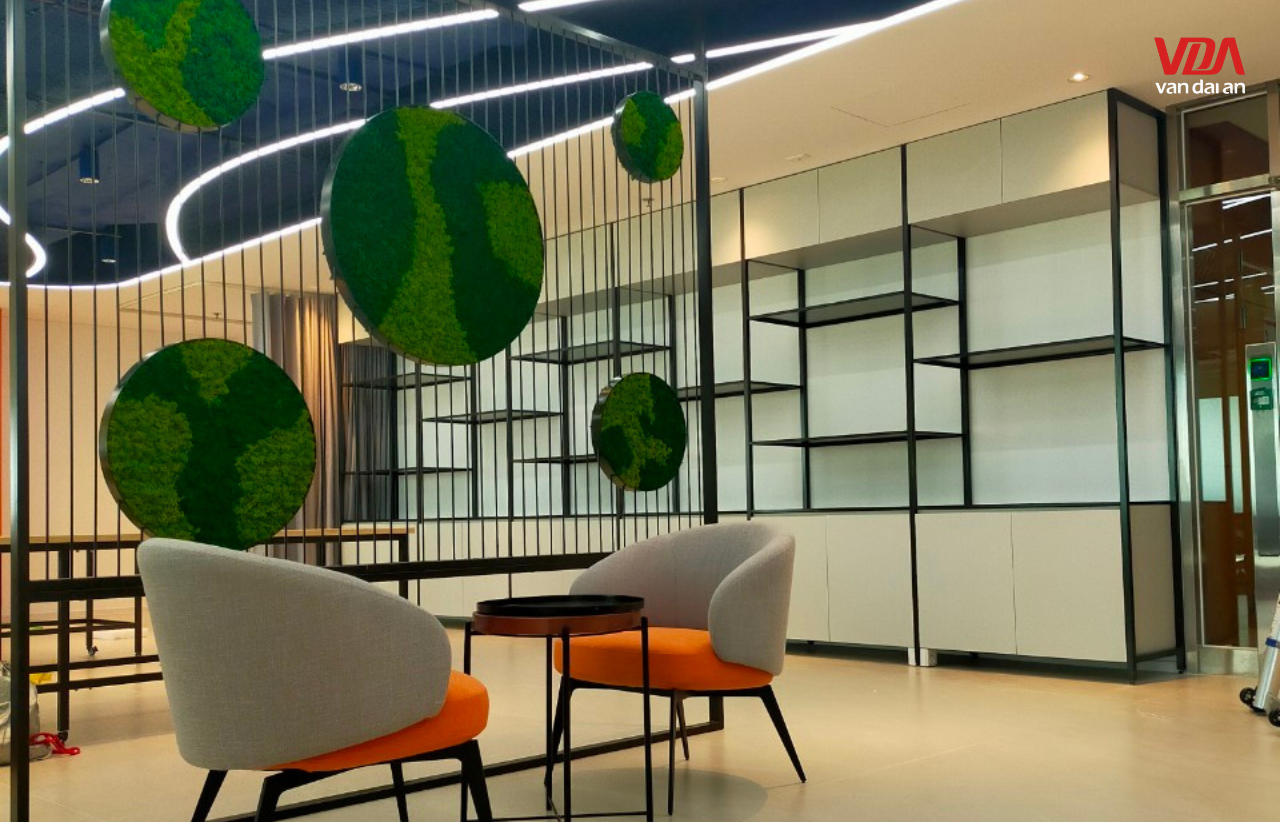 Trang trí văn phòng với mảng xanh và vách ngăn kim loại nghệ thuật
