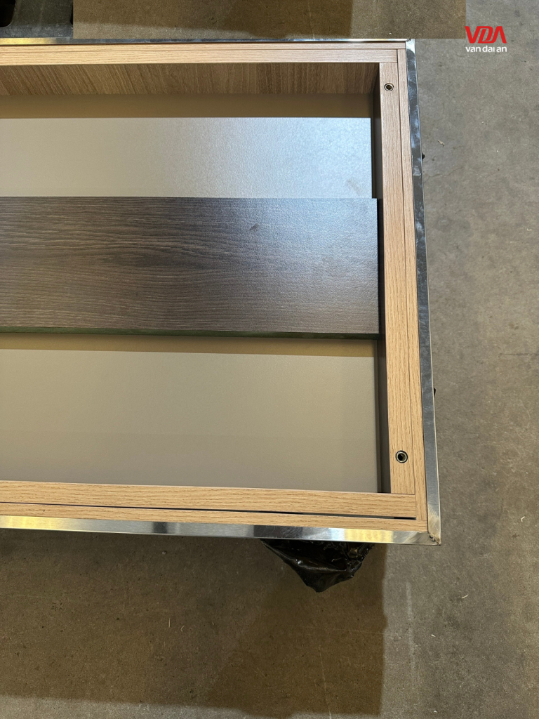 Ráp thử hạng mục nội thất gỗ – sắt tại xưởng trước khi đưa ra công trình.