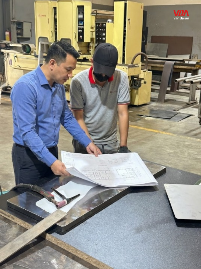Người phụ trách kỹ thuật kiểm tra kích thước khung sắt trước khi gia công phần gỗ.