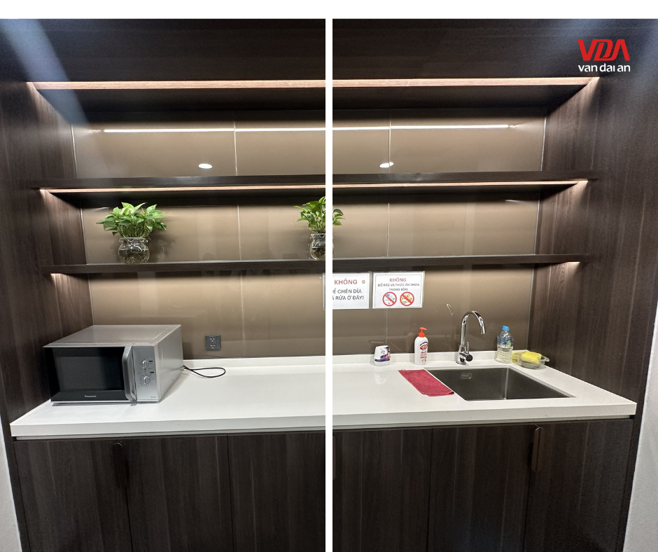 Thi cong do go van phong - He tu pantry mau toi