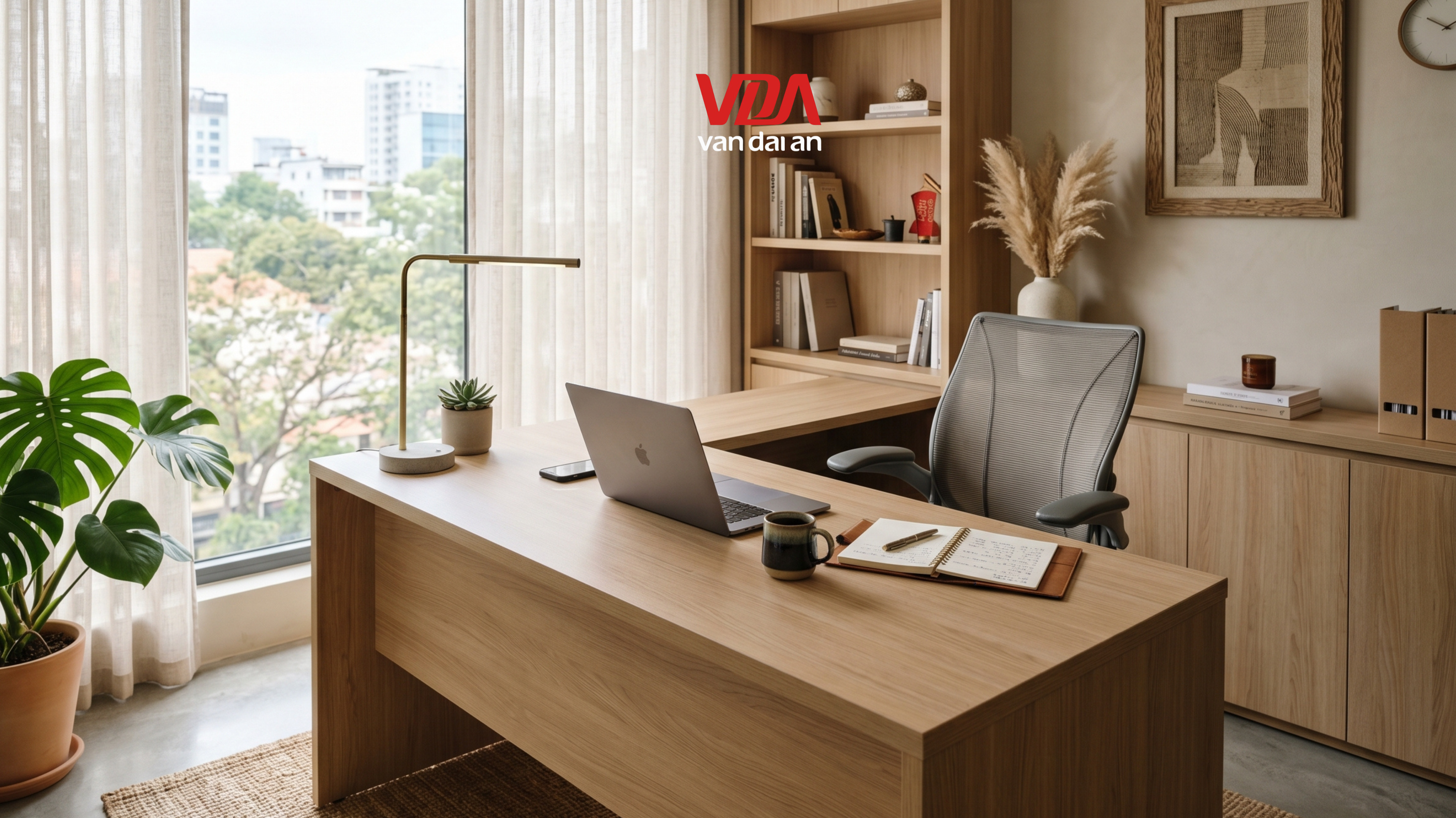 Nội thất gỗ trong phòng làm việc sạch sẽ và sáng bóng