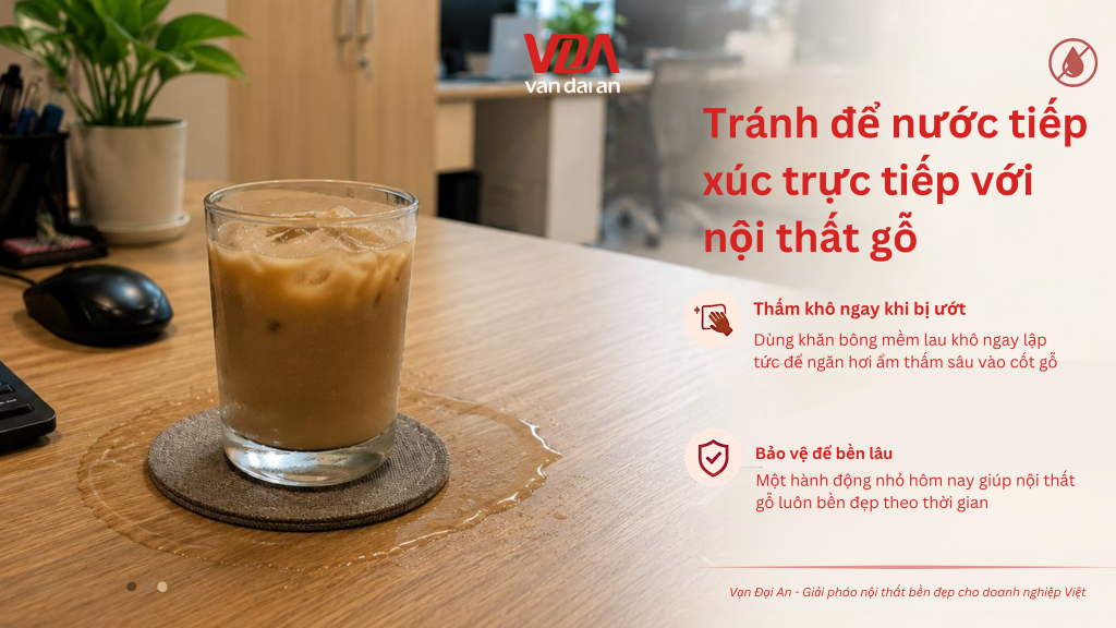 Sử dụng đế lót ly để bảo vệ mặt bàn gỗ khỏi vết ố nước