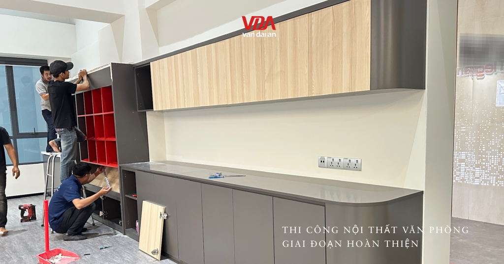 Đội ngũ thợ mộc lắp đặt và kiểm tra kích thước tủ gỗ kịch trần